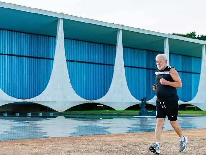 Lula corre no Alvorada com short do Corinthians e diz querer chegar aos 120 anos