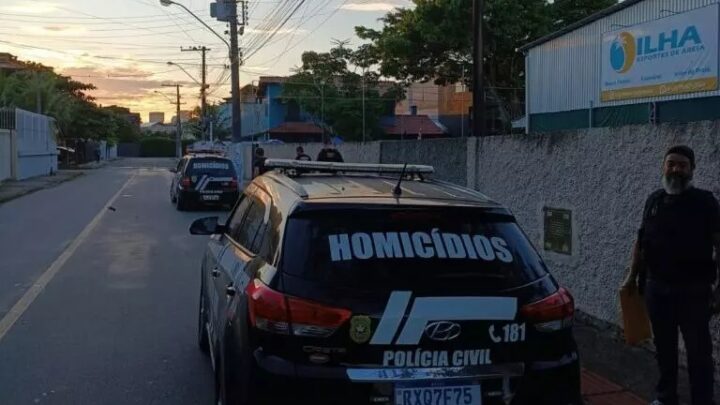 Suspeito de assassinato se disfarça de almofada para tentar se esconder da polícia em SC