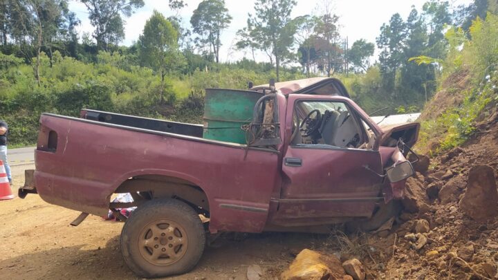 Motorista morre após bater carro contra barranco na BR 470