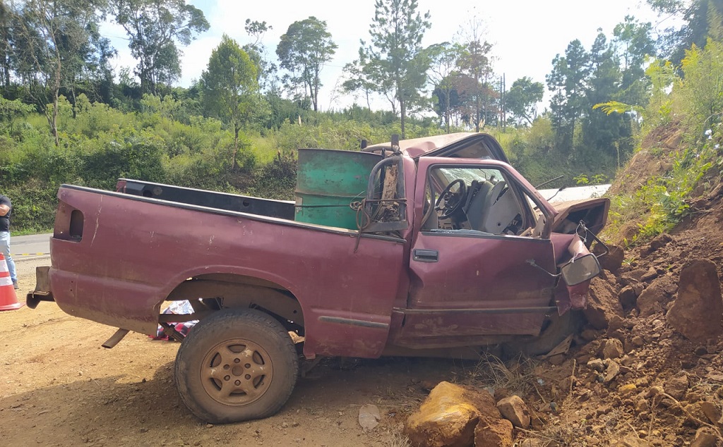 Motorista morre após bater carro contra barranco na BR 470