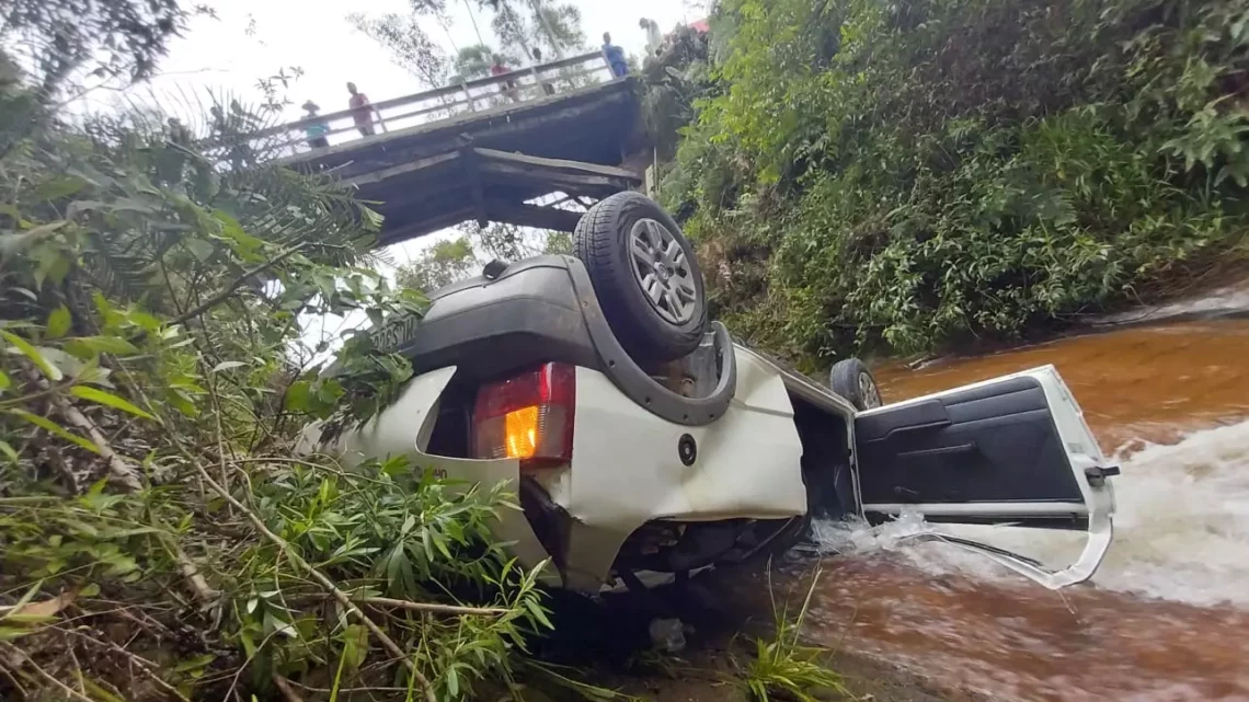 Carro despenca dentro de rio após acidente em SC