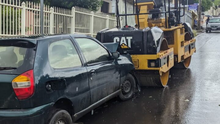 Colisão frontal entre veículo e rolo compactador deixa mulher ferida em Quilombo