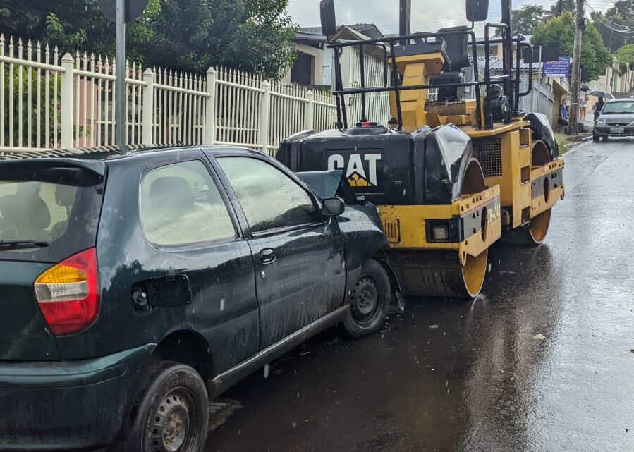 Colisão frontal entre veículo e rolo compactador deixa mulher ferida em Quilombo