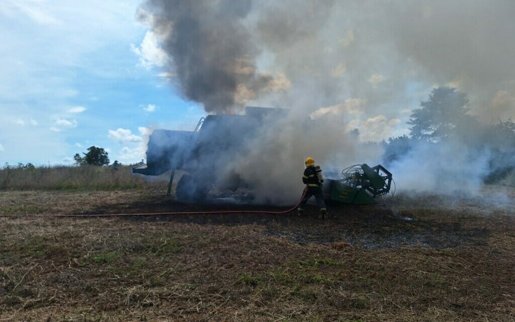 Colheitadeira incendeia no Oeste de SC