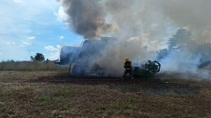 Colheitadeira incendeia no Oeste de SC