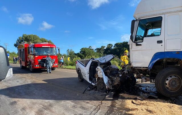 Acidente mata jovem de 21 anos após colisão frontal entre carro e carreta em Campos Novos