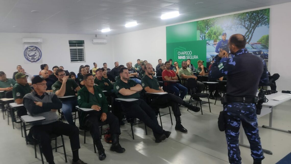 Vigias recebem instrução sobre uso de spray em Chapecó