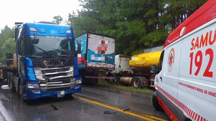 Acidente na BR-282, na Serra, envolve três caminhões e deixa duas pessoas feridas