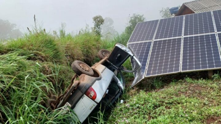Motorista fica mais de sete horas esperando por ajuda, após sofrer acidente em Itapiranga