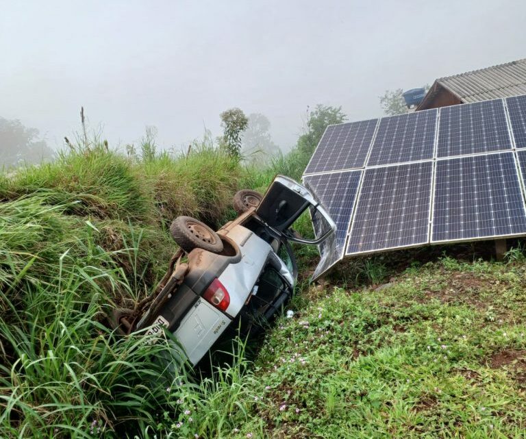 Motorista fica mais de sete horas esperando por ajuda, após sofrer acidente em Itapiranga