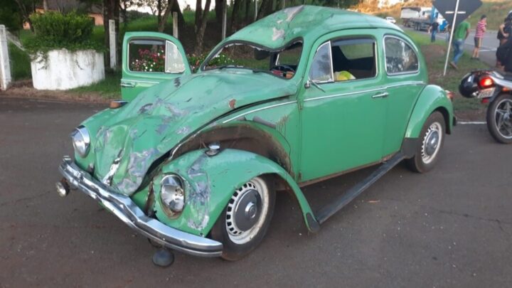 Três pessoas ficam feridas após colisão entre Fusca e motocicleta; veja as imagens