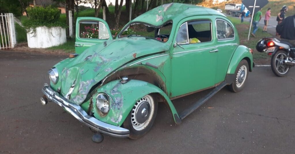 Três pessoas ficam feridas após colisão entre Fusca e motocicleta; veja as imagens