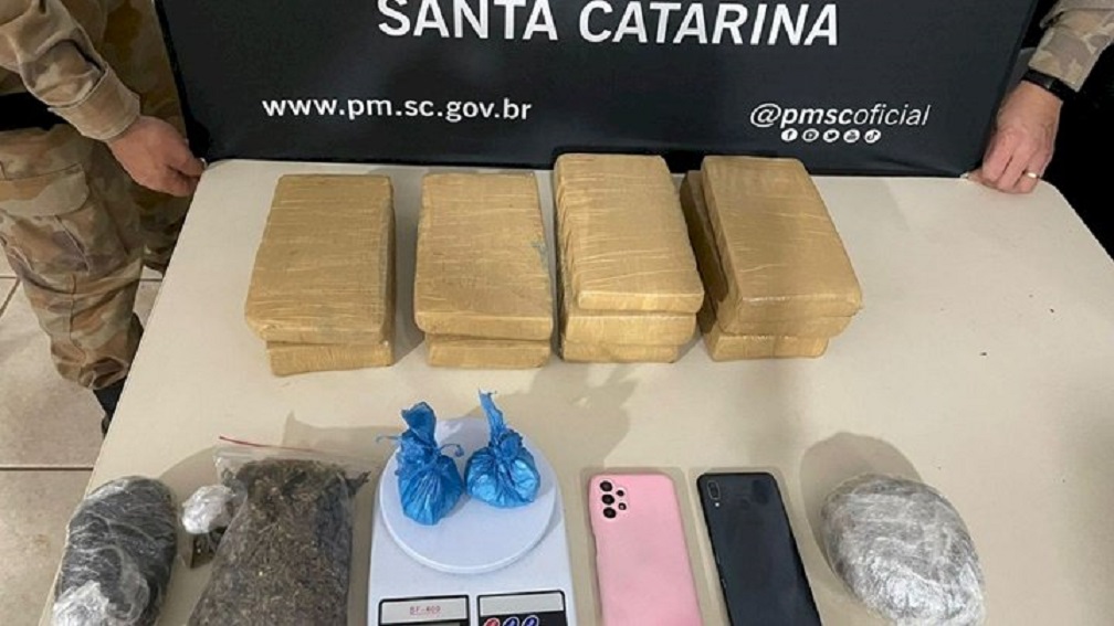 Três pessoas são detidas por tráfico de drogas em Chapecó