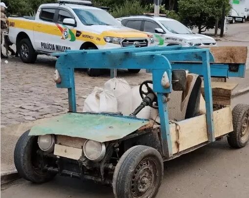 ‘Carro dos Flintstones’ é abordado pela PMR em SC