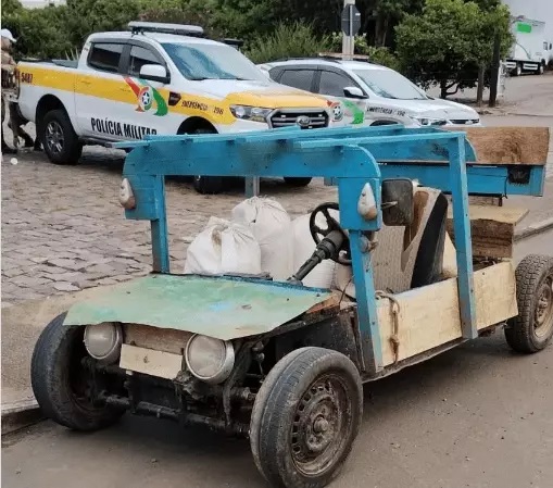 ‘Carro dos Flintstones’ é abordado pela PMR em SC