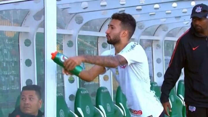 Torcedora respingada em estádio com água lançada por jogador não será indenizada