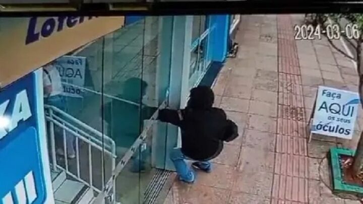 Vídeo: dois criminosos morrem em confronto com a PM após tentarem assaltar lotérica em SC