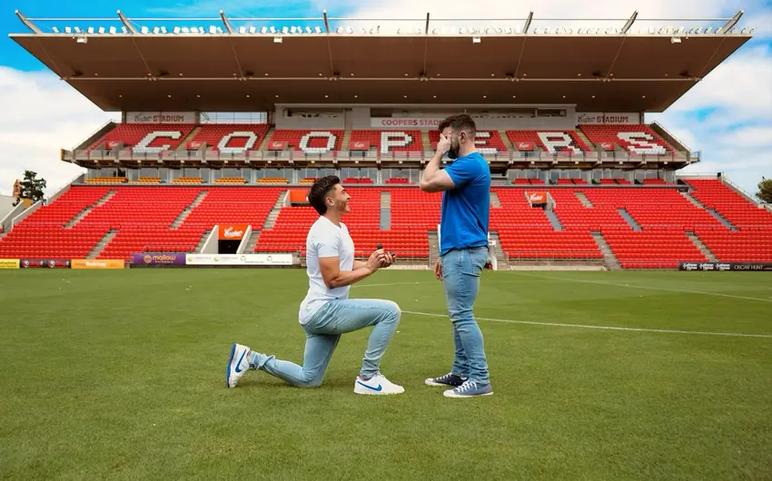 Jogador de futebol pede namorado em casamento dentro de estádio do clube