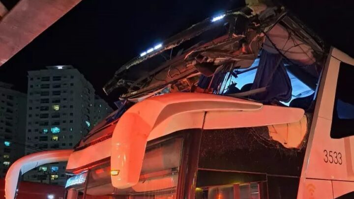 Ônibus bate em viaduto e mulher é projetada para fora do veículo em Santa Catarina