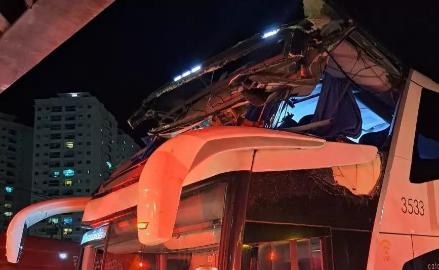 Ônibus bate em viaduto e mulher é projetada para fora do veículo em Santa Catarina