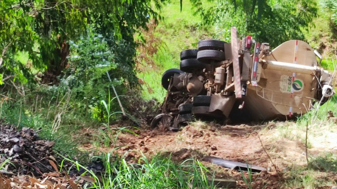 Caminhão fica sem freios e sai da pista no acesso a Passos Maia