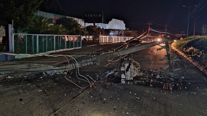 Colisão entre quatro veículos derruba poste na BR-163