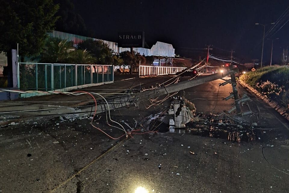 Colisão entre quatro veículos derruba poste na BR-163