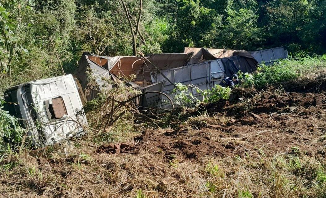 Motorista e passageira ficam feridos em capotamento de carreta na BR-282