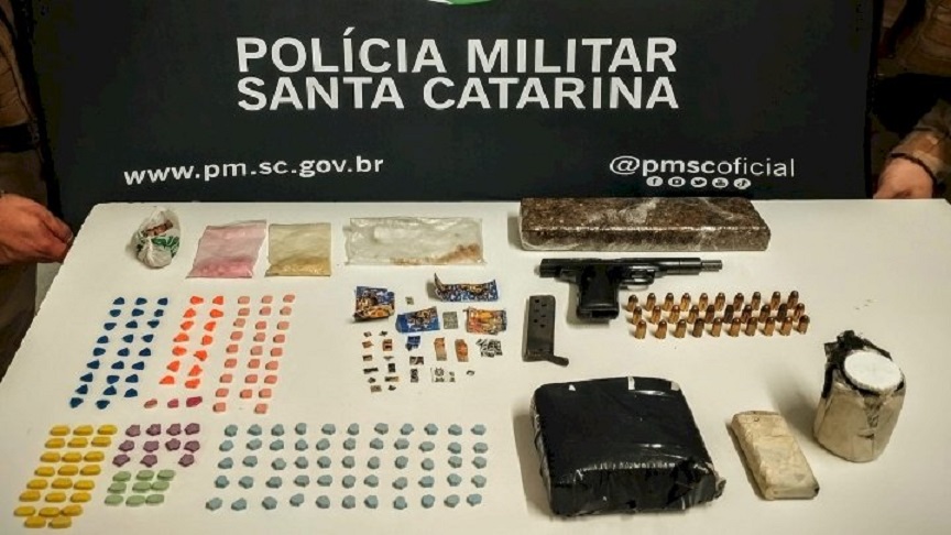 Homem é preso em flagrante por tráfico de drogas e porte ilegal de arma de fogo em Xaxim