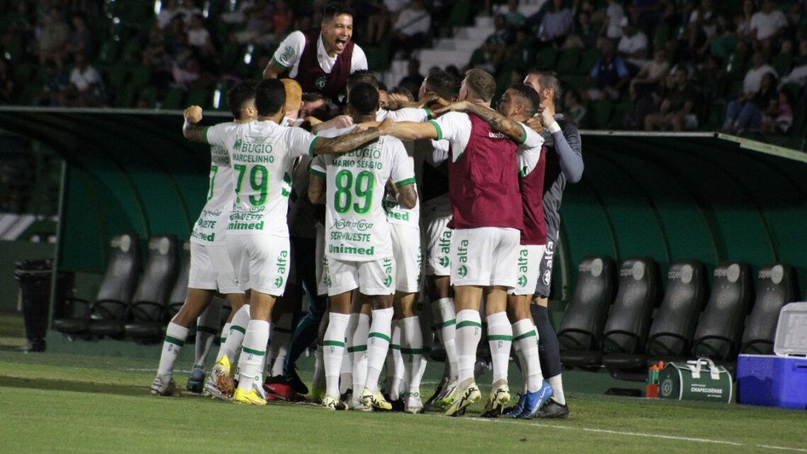 Chapecoense vence Guarani fora de casa pela Série B em jogo de superação