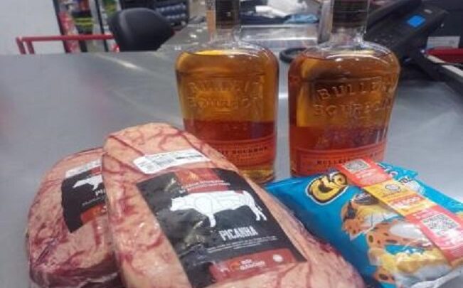 Homem é preso após tentar furtar picanha e whisky em estabelecimento em SC