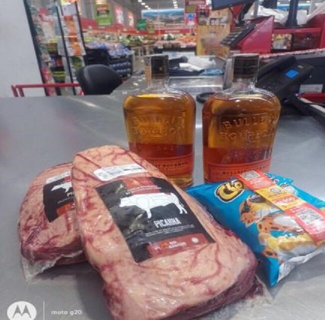 Homem é preso após tentar furtar picanha e whisky em estabelecimento em SC