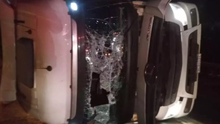 Caminhão tomba na SC-163, fica em chamas e motorista é salvo por populares
