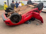 Duas pessoas ficaram feridas após capotarem com carro em Chapecó