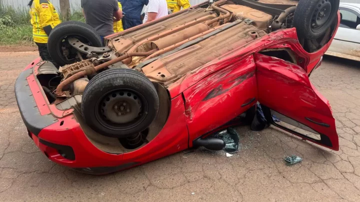 Duas pessoas ficaram feridas após capotarem com carro em Chapecó