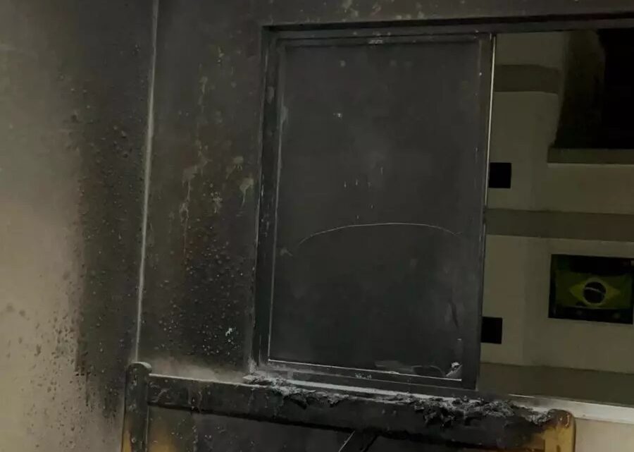 Celular explode enquanto carregava e causa incêndio em apartamento em SC