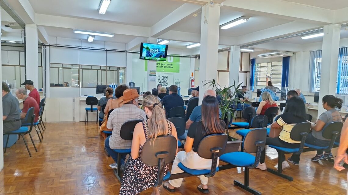 Chapecó registra grande procura no primeiro dia de retirada dos carnês do IPTU