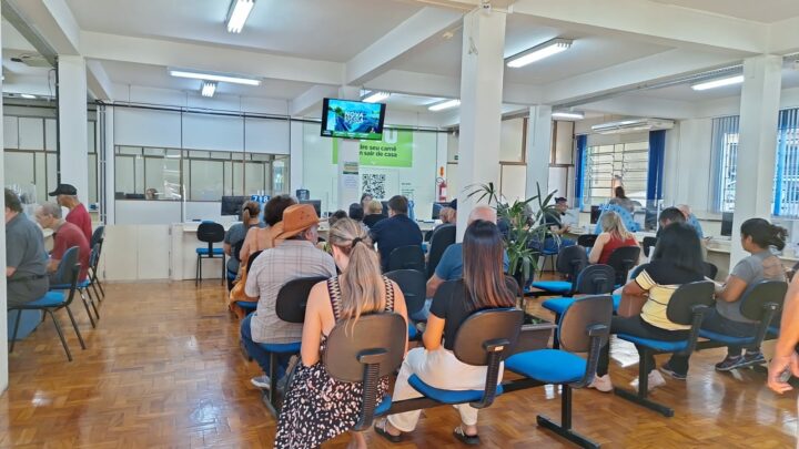 Chapecó registra grande procura no primeiro dia de retirada dos carnês do IPTU