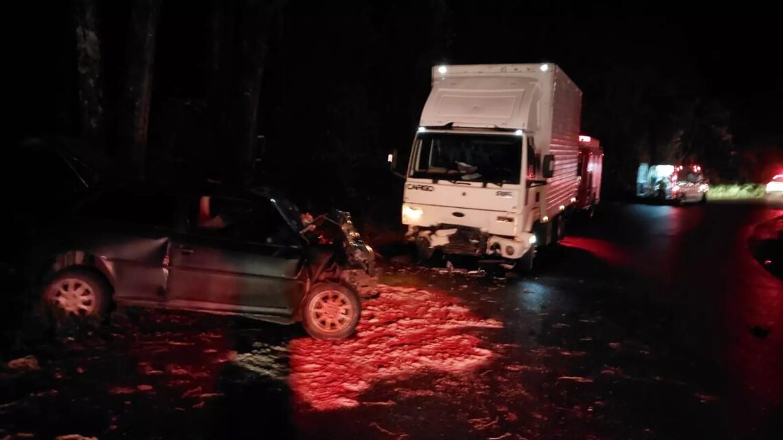 Colisão entre carro e caminhão deixa duas pessoas presas nas ferragens em Seara