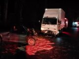 Colisão entre carro e caminhão deixa duas pessoas presas nas ferragens em Seara