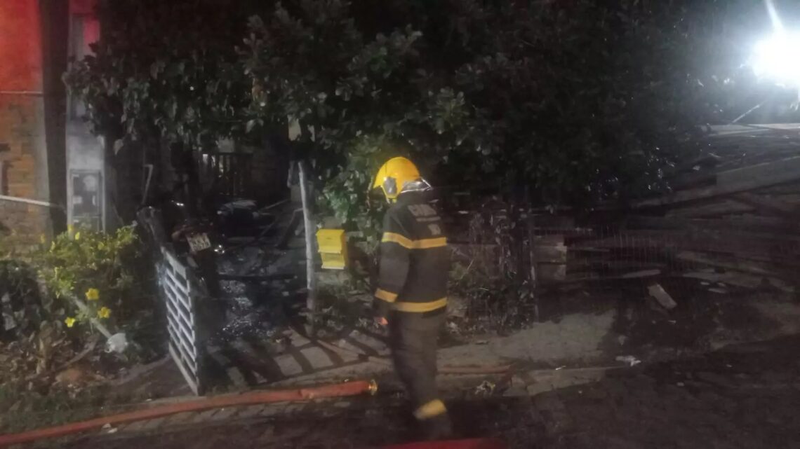 Homem morre carbonizado após casa pegar fogo em Herval D’Oeste