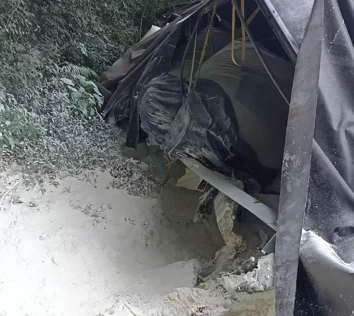 Carreta tomba na SC-150 e deixa homem ferido em Luzerna