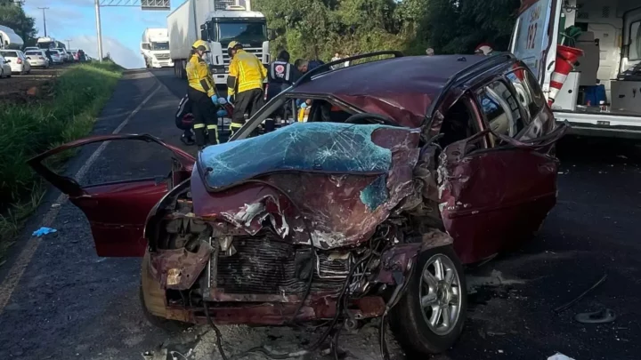 Homem fica ferido após colisão entre carro e caminhão na SC-480 em Chapecó