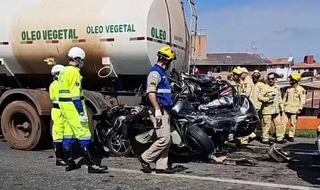 Homem morre prensado entre caminhões na BR-376