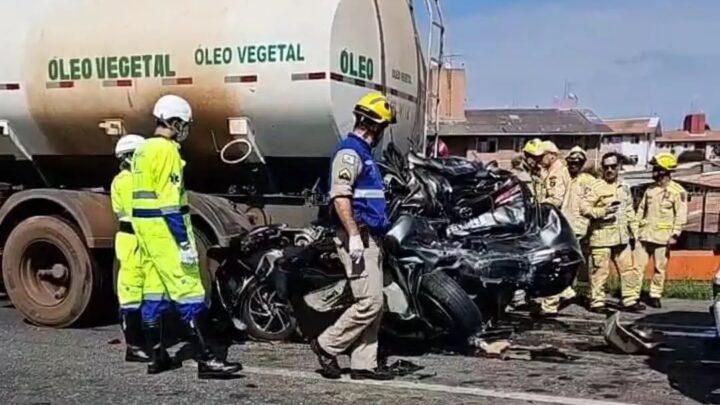 Homem morre prensado entre caminhões na BR-376