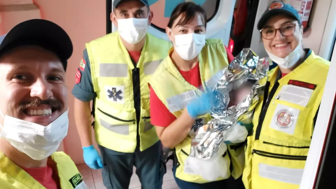 Mulher entra em trabalho de parto e dá à luz dentro de viatura dos bombeiros em SC
