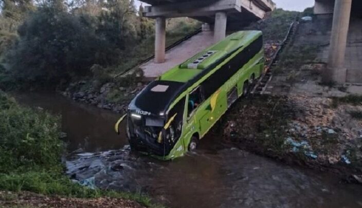 Ônibus para dentro de rio e passageiros ficam feridos no Paraná