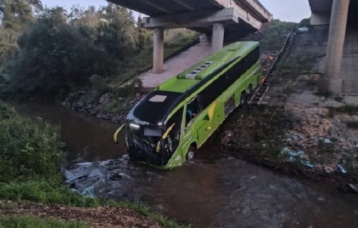 Ônibus para dentro de rio e passageiros ficam feridos no Paraná