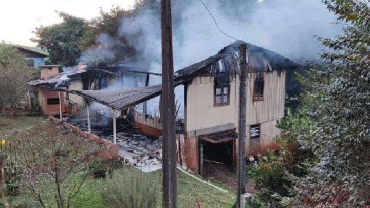 Residência é completamente destruída pelo fogo em Quilombo