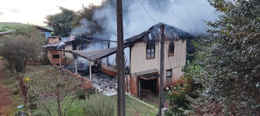 Residência é completamente destruída pelo fogo em Quilombo